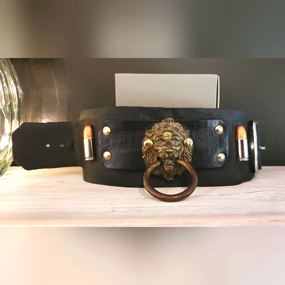 WRISTBAND – Leather, black/brass, lion doorknocker, buckle closure, 9.75